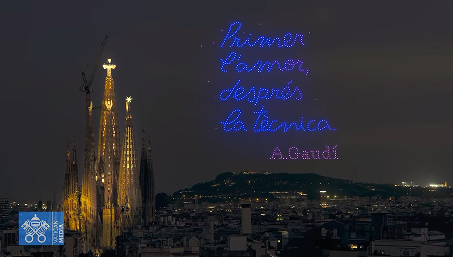 FOTO/ Sagrada Familia, p&euml;rurohet kryqi i kull&euml;s s&euml; Jezu Krishtit,
