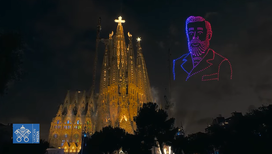 FOTO/ Sagrada Familia, p&euml;rurohet kryqi i kull&euml;s s&euml; Jezu Krishtit,