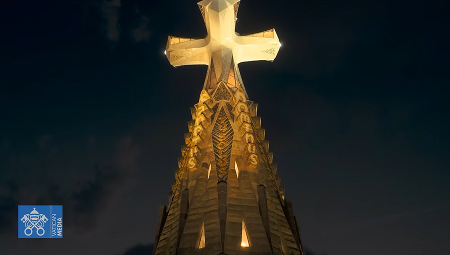 FOTO/ Sagrada Familia, p&euml;rurohet kryqi i kull&euml;s s&euml; Jezu Krishtit,