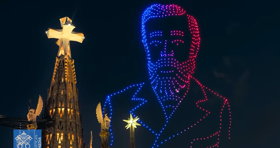 FOTO/ Sagrada Familia, p&euml;rurohet kryqi i kull&euml;s s&euml; Jezu Krishtit,