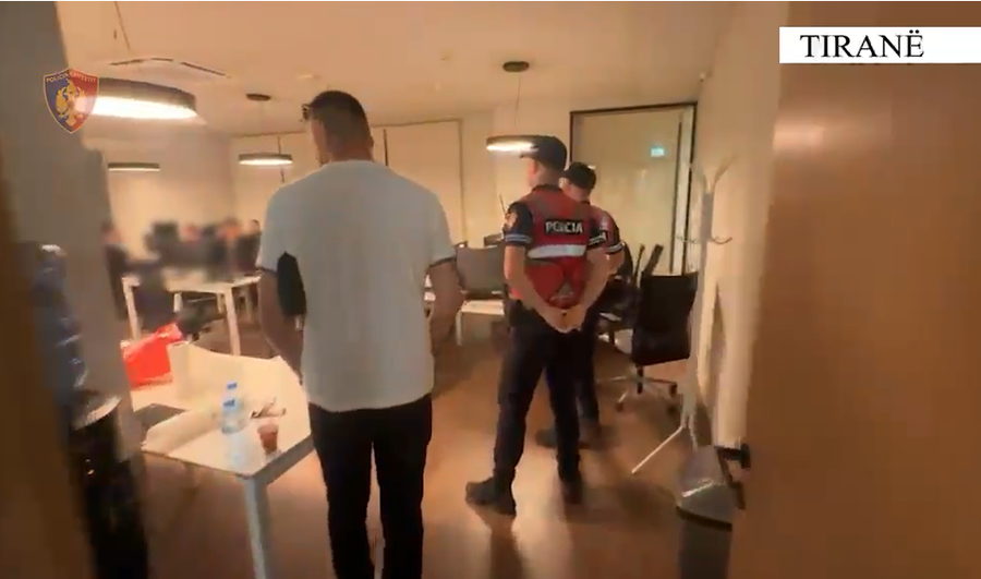 Goditet tjet&euml;r ambient i mashtrimeve me call center, 4 menaxher&euml;