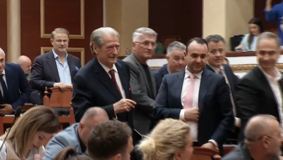 Iu hoq non-grata nga SHBA? Berisha pritet me brohoritje n&euml; Kuvend, kreu i