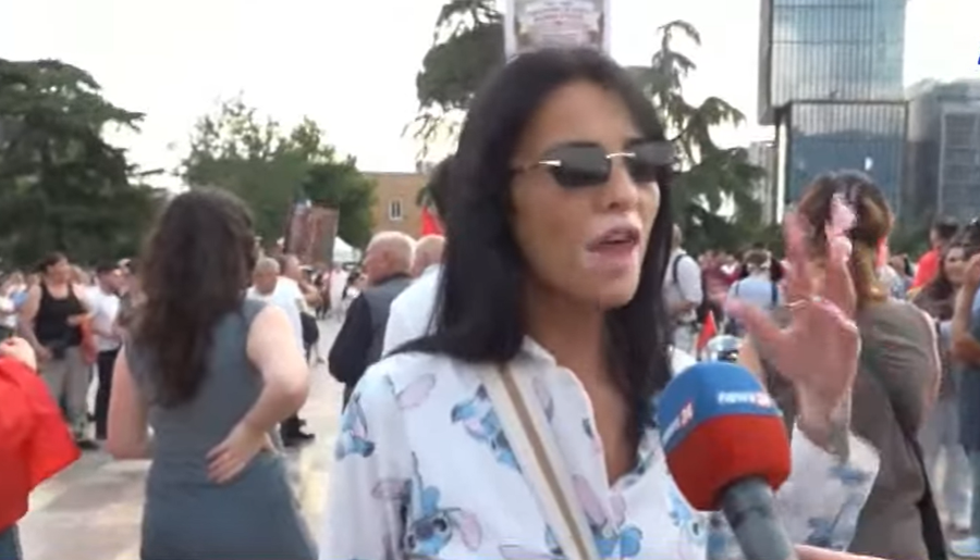 Influencerja me jastëk me vete në protestë: Nëse