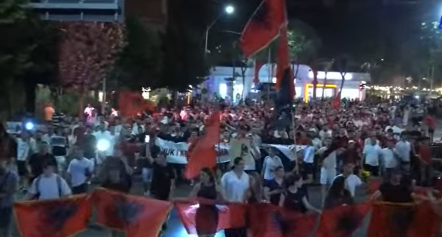 Protesta e 12-t&euml; kund&euml;r projektit t&euml; Zv&euml;rnecit, mij&euml;ra