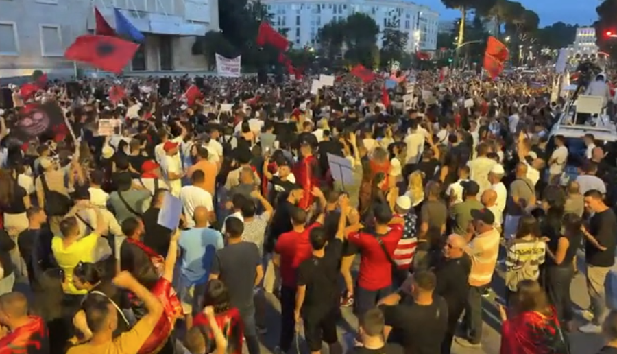 Protesta e 12-t&euml; kund&euml;r projektit t&euml; Zv&euml;rnecit, mij&euml;ra