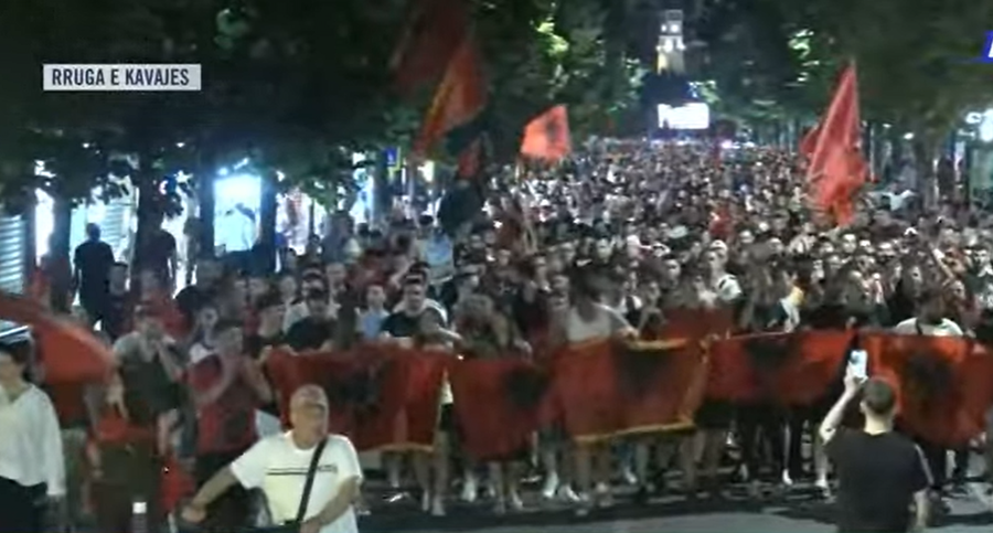 Protesta e 12-t&euml; kund&euml;r projektit t&euml; Zv&euml;rnecit, mij&euml;ra