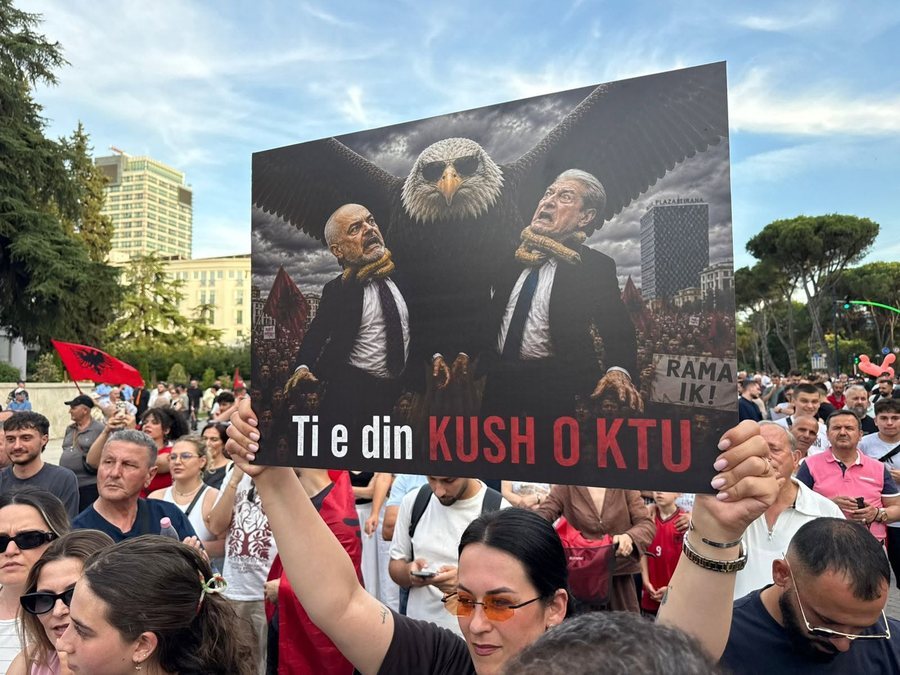 Protesta e 12-t&euml; kund&euml;r projektit t&euml; Zv&euml;rnecit, mij&euml;ra