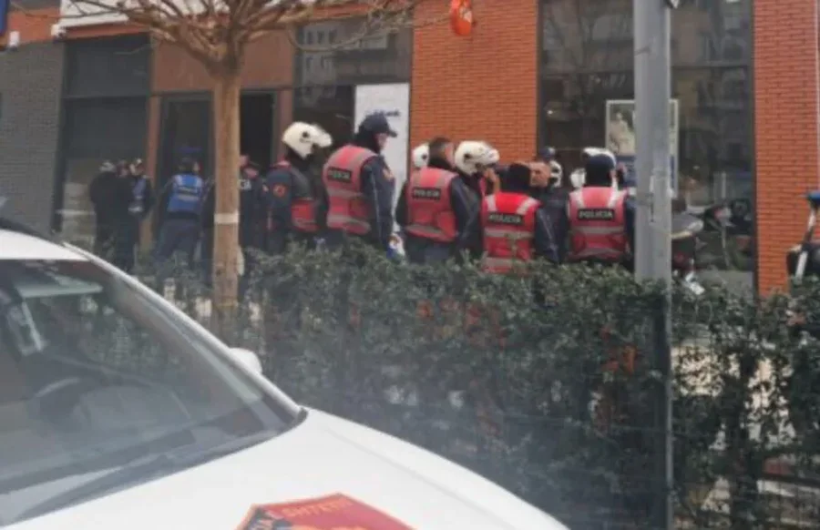 Përdori armë lodër për të vjedhur bankën në