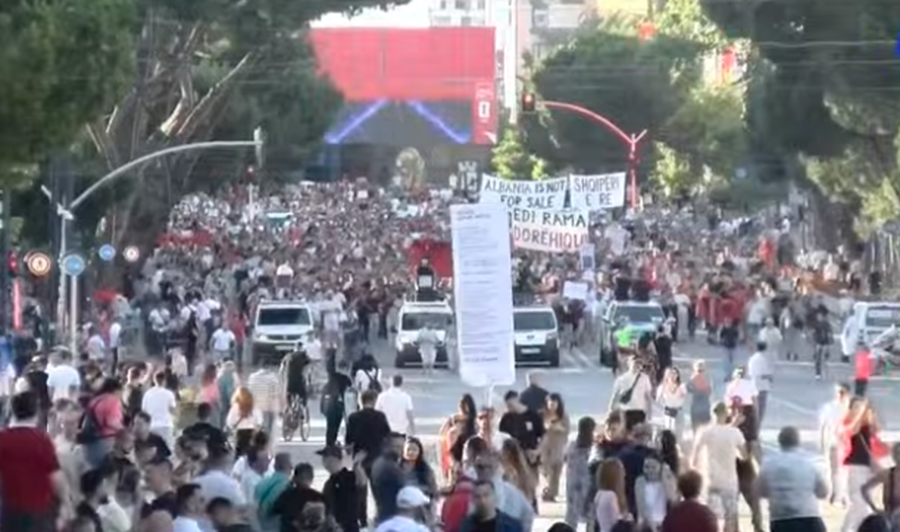 “Rama jepe dorëheqjen”, socialistët te sheshi