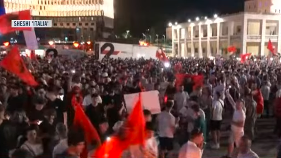 Pak or&euml; m&euml; par&euml; festuan socialist&euml;t, protestuesit mbushin