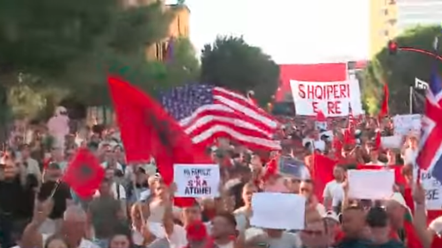 Me flamuj amerikanë e britanikë, edhe diaspora zbarkon në