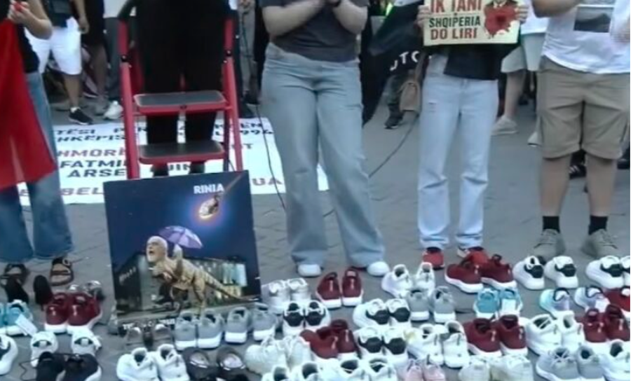 Plaga e emigrimit masiv, instalacioni i vendosur nga protestuesit: Nga nj&euml;