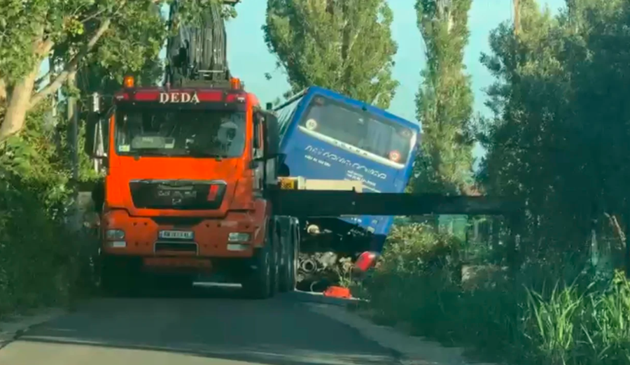 P&euml;rdori rrug&euml; dyt&euml;sore p&euml;r t&euml; shmangur trafikun,