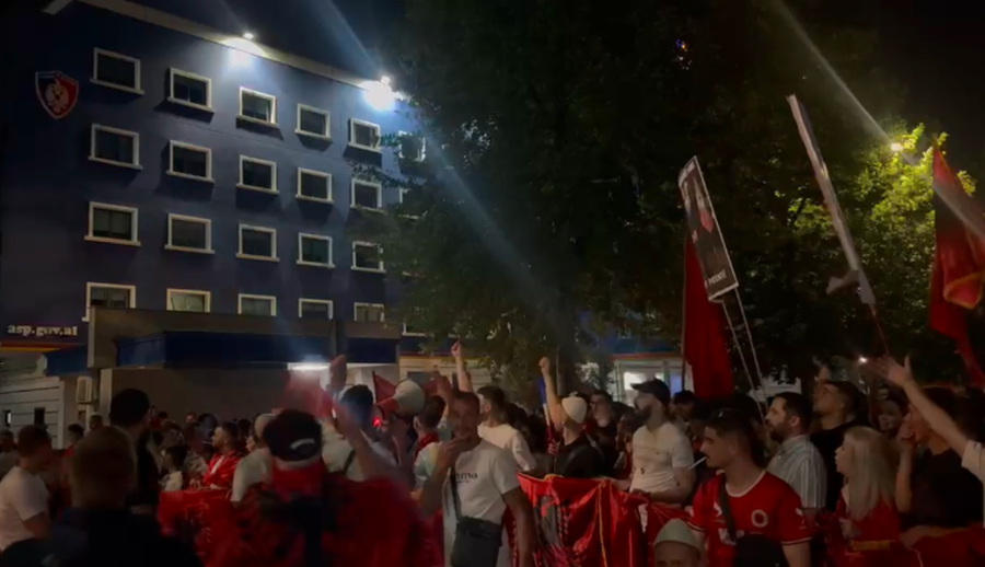 Marshimi madhështor në Tiranë, protestuesit ndalojnë tek