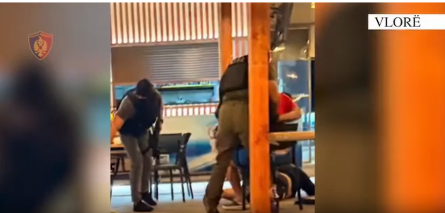 U kap  i maskuar n&euml; nj&euml; beach bar, publikohen pamjet e arrestimit