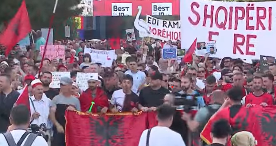 Dita e 15-të e protestës kundër qeverisë, qytetarët