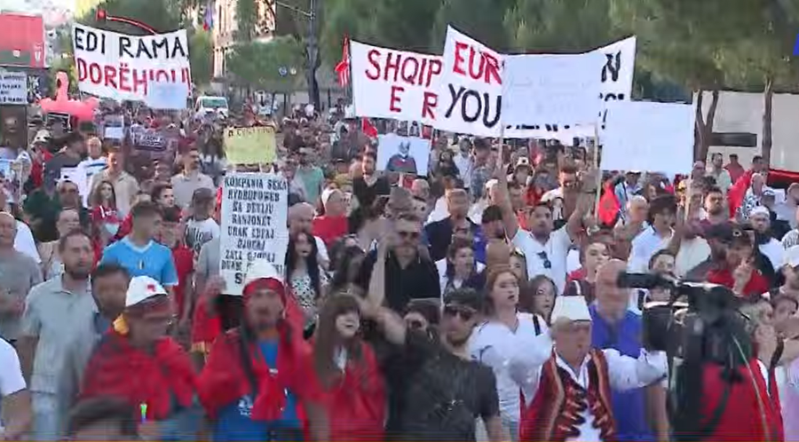 Nis protesta e 16-t&euml; kund&euml;r qeveris&euml;, qytetar&euml;t nisin
