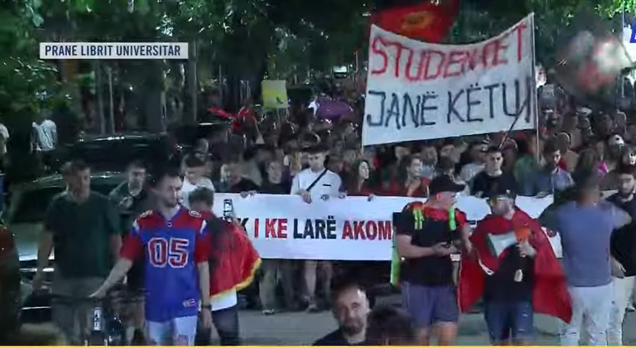 Protesta e 16-t&euml; mbledh n&euml; sheshin para Kryeministris&euml;