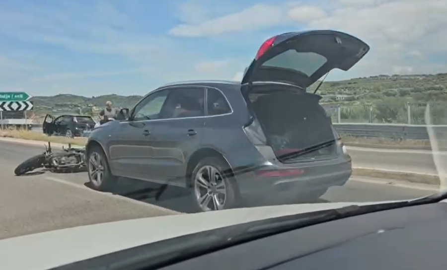 Përplasje mes një automjeti dhe motomjeti në Vlorë, një