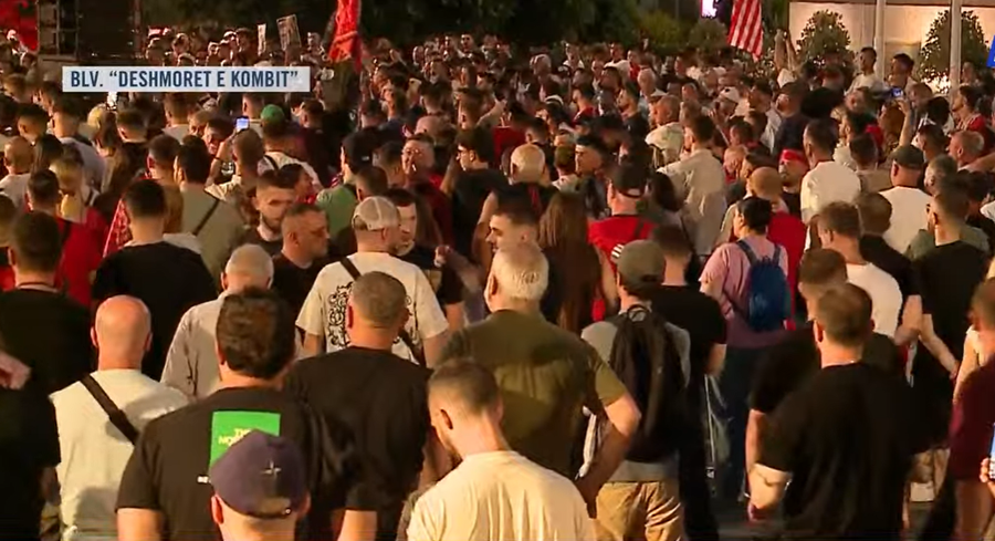 Protestat kundër qeverisë në ditën e 17-ë para