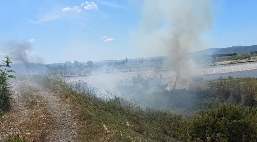 FOTO/ Përkeqësohet situata e zjarrit pranë Landfillit dhe