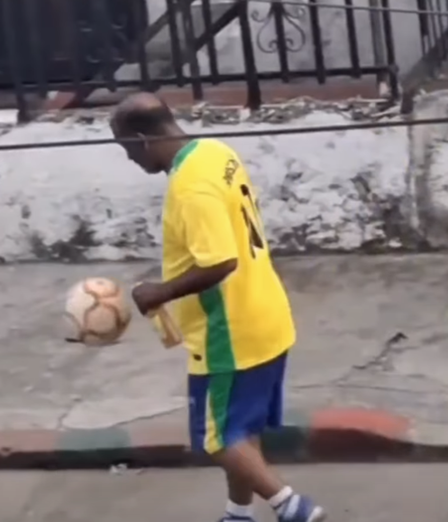 Video virale nga Brazili/ Burri me fanell&euml;n me numrin 10 mahnit rrjetin me