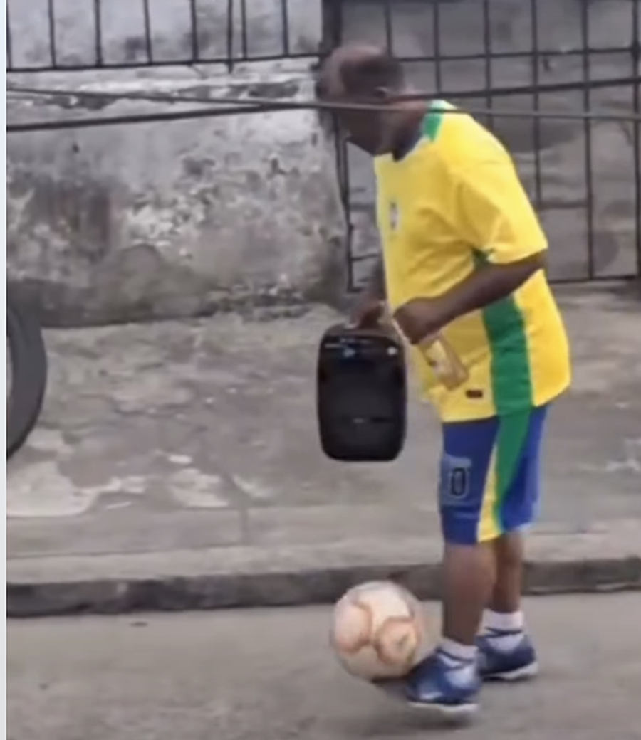 Video virale nga Brazili/ Burri me fanell&euml;n me numrin 10 mahnit rrjetin me