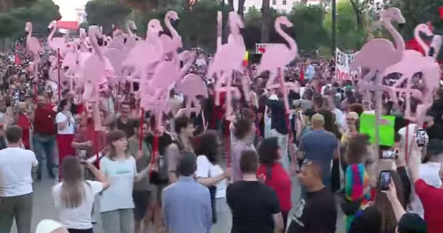 FOTO-LAJM/ Protesta e 18-të kundër qeverisë, bulevardi mbushet me