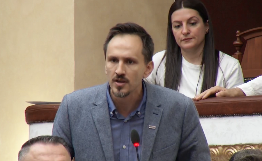 Protestat masive e takimet në Aruba dominojnë Kuvendin, akuza mes