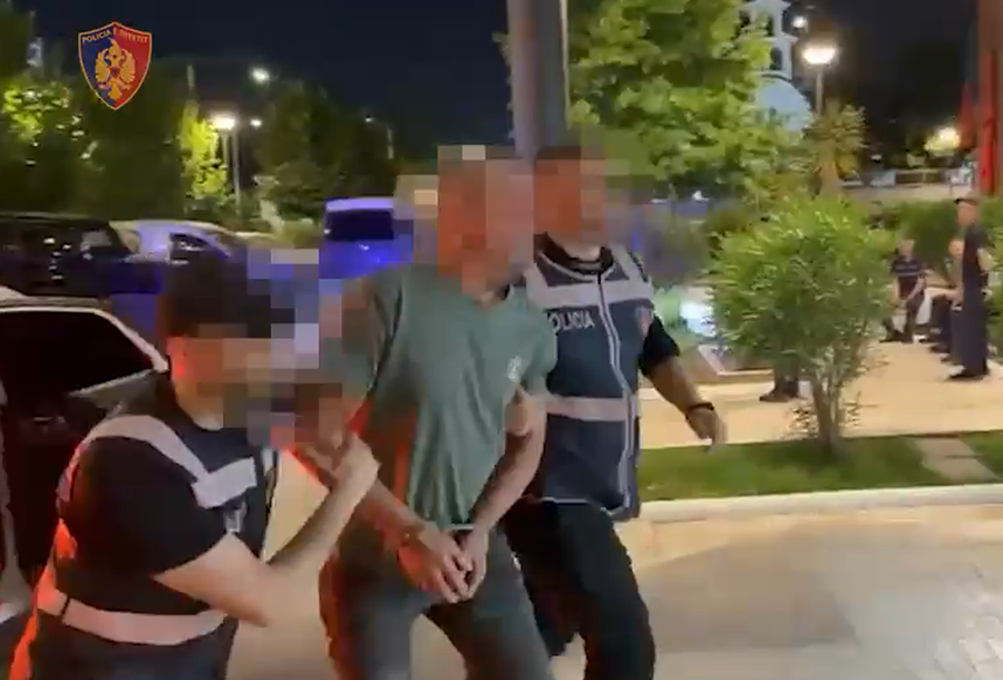 Mbante kallashnikov dhe armë gjahu në banesë, arrestohet 43