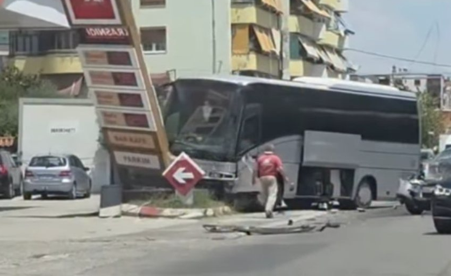 Aksident i friksh&euml;m n&euml; Elbasan, autobusi p&euml;rplaset me