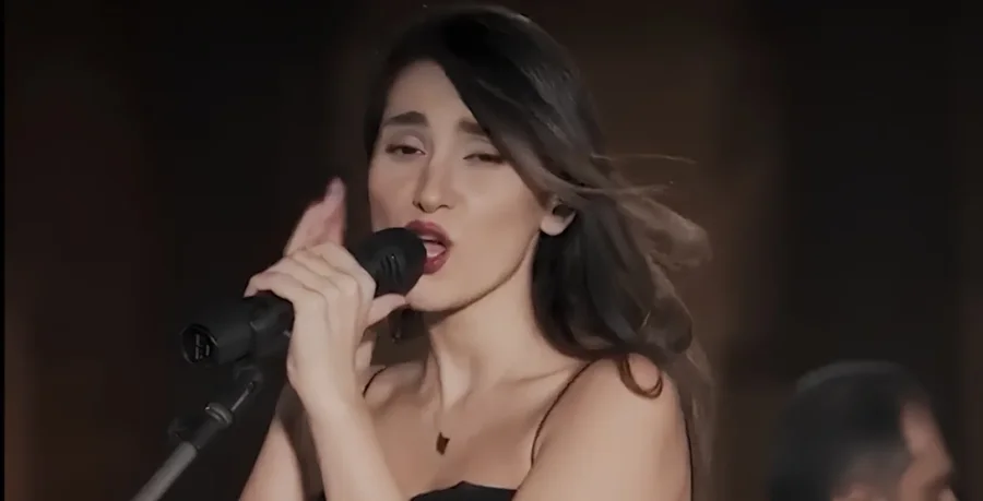 Dënohet me 74 goditje me kamzhik këngëtarja iraniane që