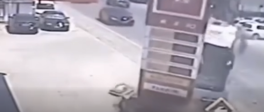 VIDEO/ Autobusi me nxënës u përplas me makinën, dalin pamje