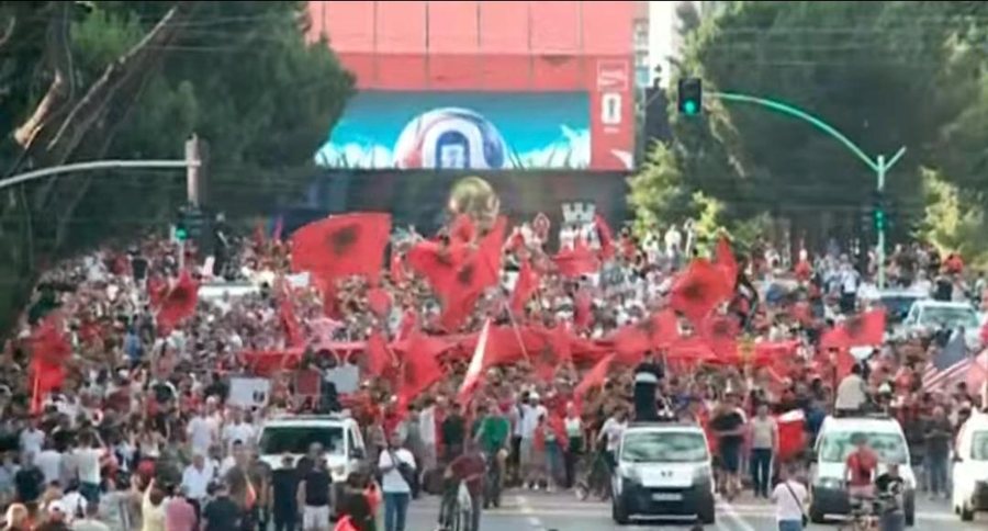 Ultimatum p&euml;r Ram&euml;n nga protesta e dit&euml;s s&euml; 21-t&euml;: Jep