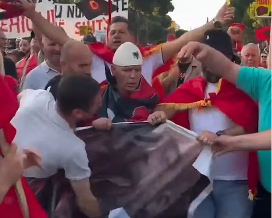 VIDEO/ "Rrihet" Rama n&euml; shesh, protestuesit b&euml;hen bllok dhe