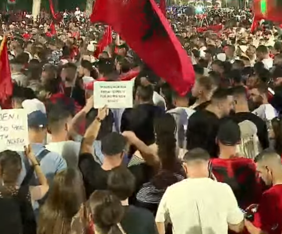 Protestuesit nisin rrethimin e Kryeministris&euml;: Sonte do ta gdhijm&euml;