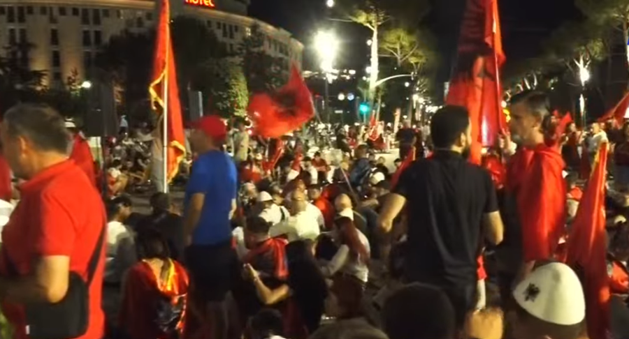 Nj&euml; grup te Kryeministria, tjetri drejt Bashkis&euml;, vijon protesta