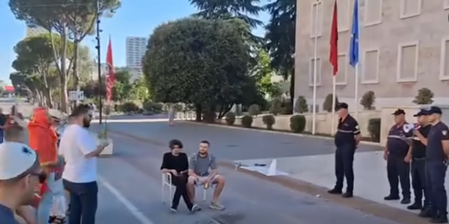 VIDEO/ Protestuesit e gdhijnë para Kryeministrisë, policia i
