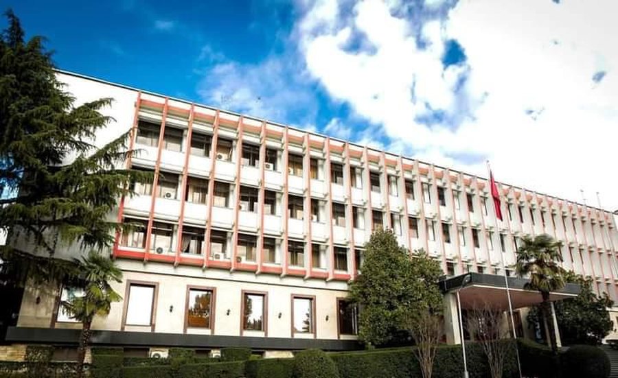 Heqja e flamurit t&euml; Ambasad&euml;s s&euml; Izraelit nga protestues