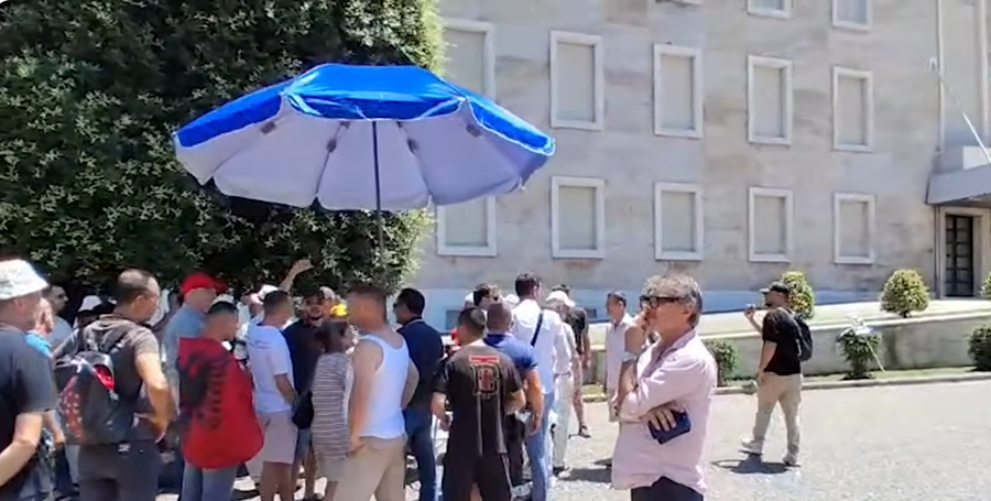VIDEO/ Protestuesit vijojn&euml; q&euml;ndrimin para Kryeministris&euml;,