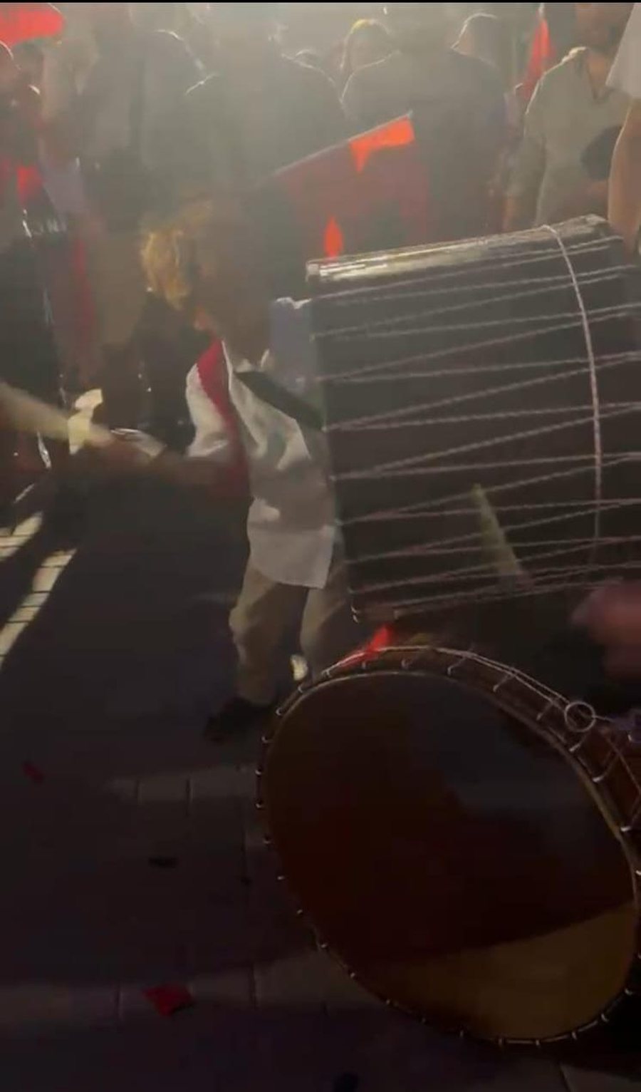 VIDEO/ Protest&euml; e fest&euml;, 6-vje&ccedil;ari ndez atmosfer&euml;n, i bie