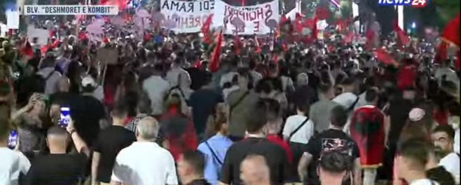 VIDEO/ Pamje me dron, protesta e 22-t&euml;, qytetar&euml;t nisin marshimin,