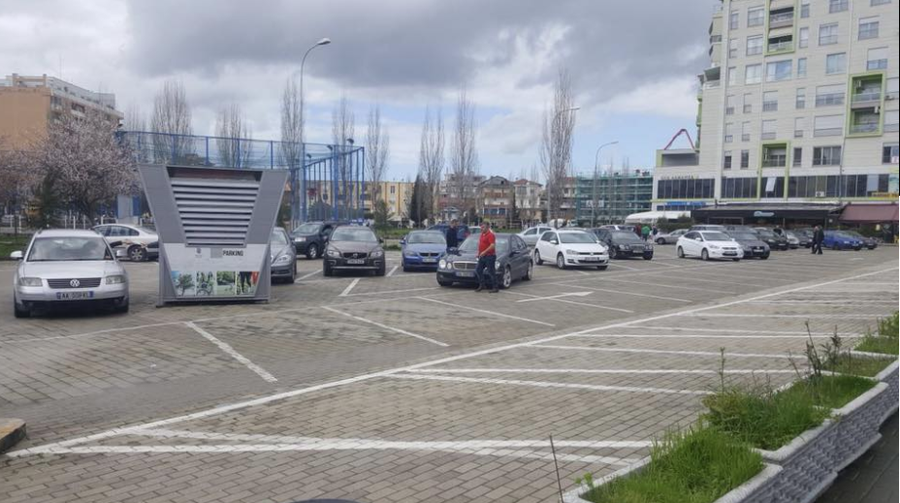 Shtrenjtohet ndjesh&euml;m parkimi n&euml; Tiran&euml;, banor&euml;t