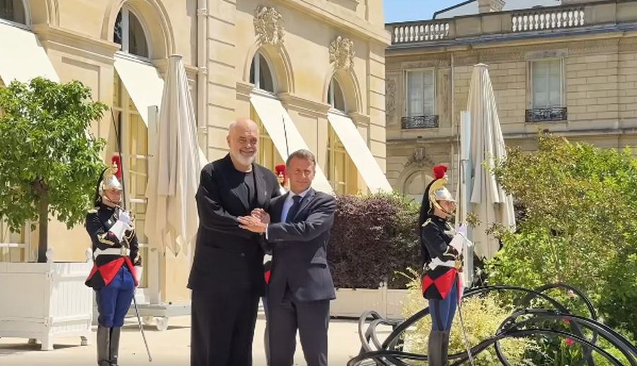 Rama vizitë zyrtare në Francë, pritet nga Macron në pallatin