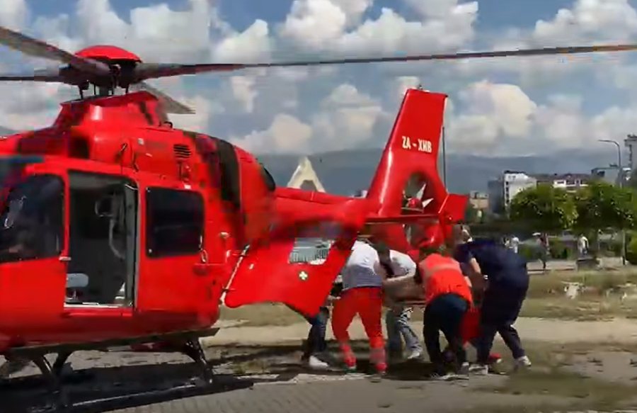 VIDEO/ Pogradec, u godit me thikë nga bashkëshorti, transportohet me