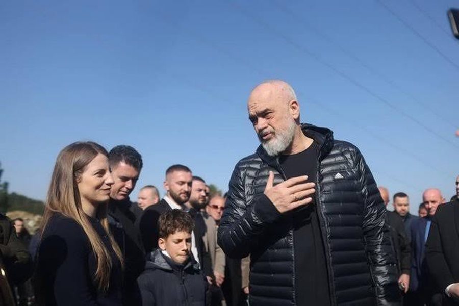 “Shpërbleni shqiptarët me dorëheqjen tuej”,