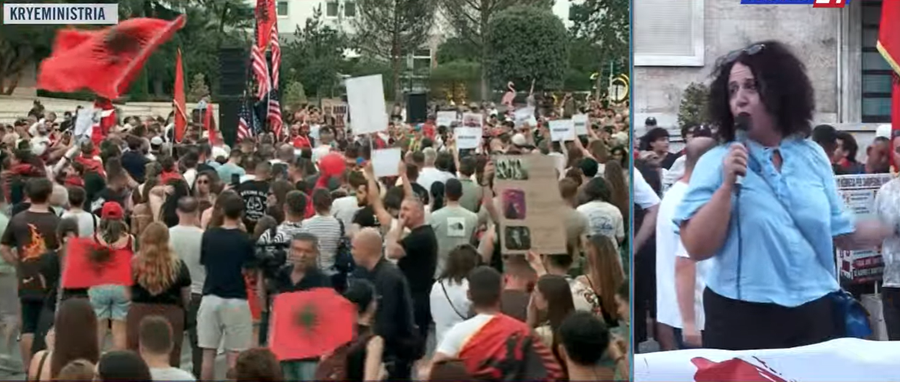 Protesta e 24 para Kryeministris&euml;, mij&euml;ra qytetar&euml; n&euml; shesh