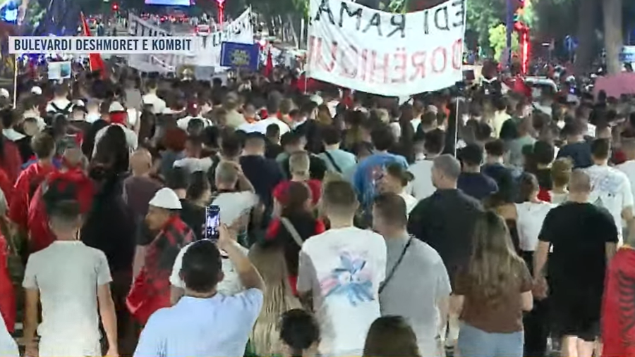 Nis marshimi kilometrik, protestuesit thirrje n&euml; kor: Rama jepe