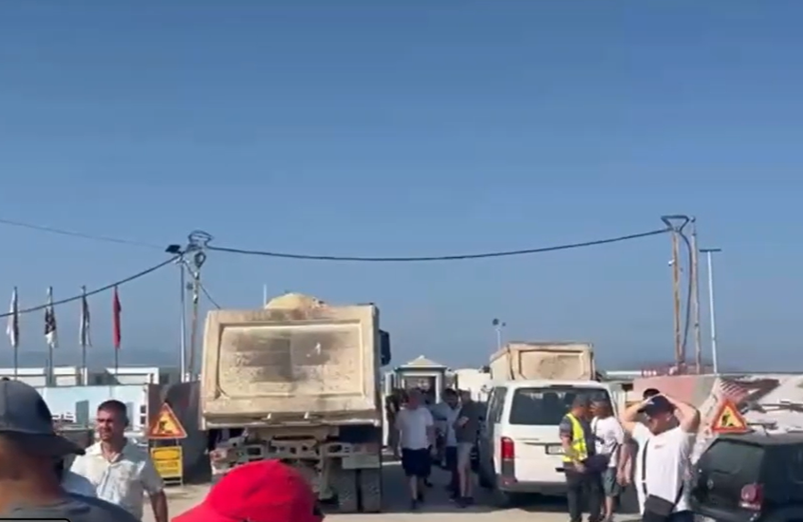 S’ka qetësi në aeroportin e Vlorës, bllokohet hyrja me