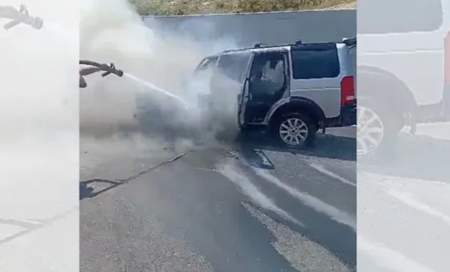 VIDEO/ Automjet përfshihet nga flakët në Llogara, nuk ka të